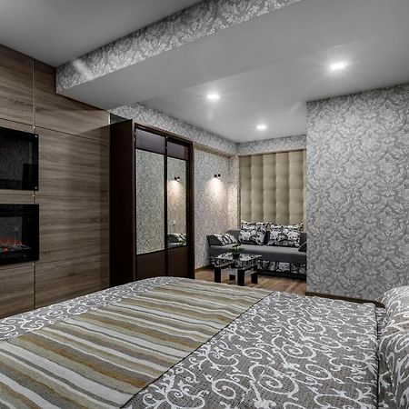 Apartment In The Center! Panoramic Windows! Fireplace! 基希讷乌 外观 照片