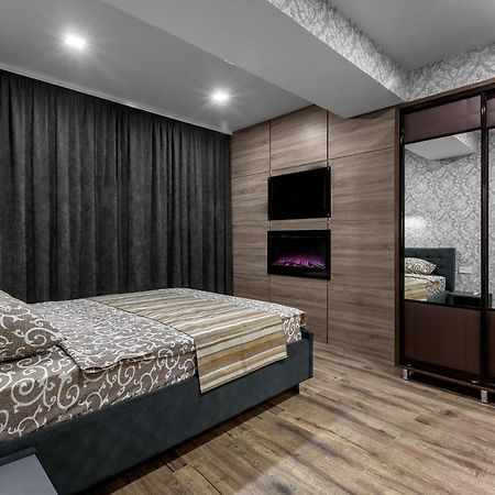 Apartment In The Center! Panoramic Windows! Fireplace! 基希讷乌 外观 照片