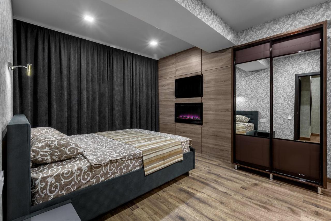 Apartment In The Center! Panoramic Windows! Fireplace! 基希讷乌 外观 照片