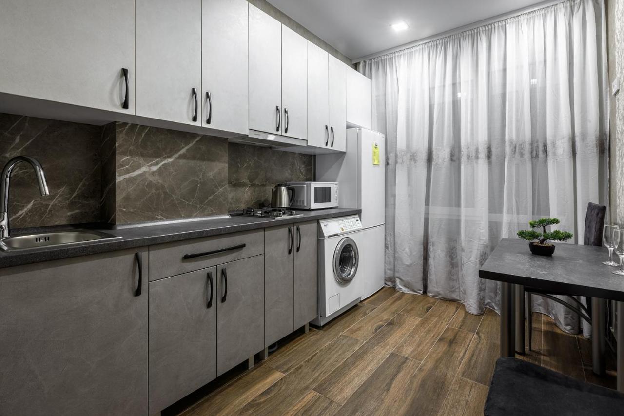 Apartment In The Center! Panoramic Windows! Fireplace! 基希讷乌 外观 照片