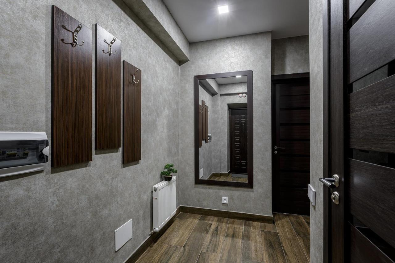 Apartment In The Center! Panoramic Windows! Fireplace! 基希讷乌 外观 照片